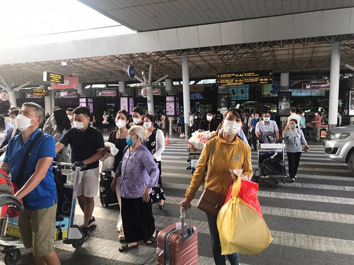 Sân bay Nội Bài, Tân Sơn Nhất đông nghịt trong ngày mùng 4 Tết
